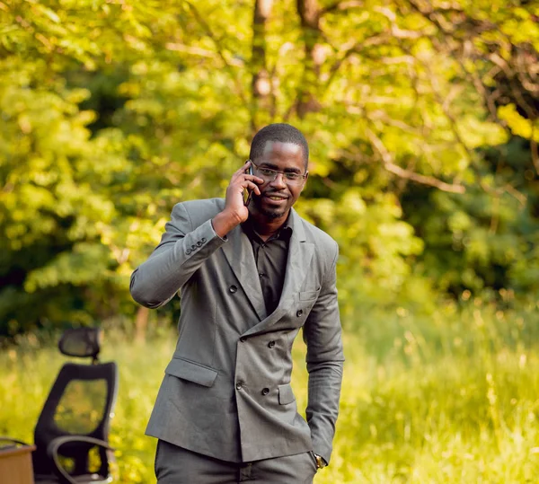 Park içinde İşte genç Afro-Amerikalı iş adamı. Uzak iş kavramı.
