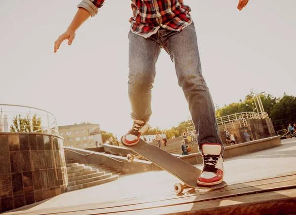 Bijgesneden Afbeelding Van Jonge Man Skateboard Rijden Stadsplein — Stockfoto