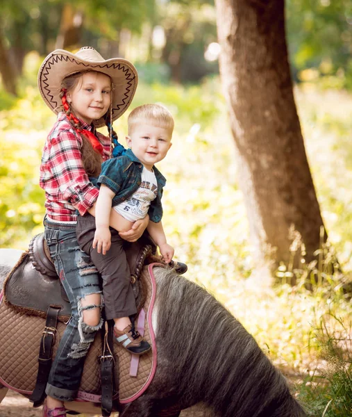 Bambina Suo Fratello Minore Cavalcando Pony Nel Parco Verde — Foto Stock