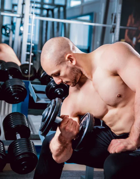 Kaslı adam halter salonunda ile yapıyor