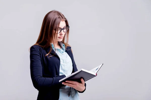 Junge Geschäftsfrau Mit Brille Vor Hellgrauer Wand — Stockfoto
