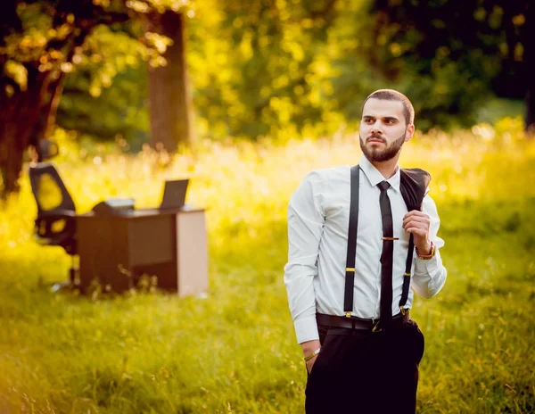 Jeune Buisnessman Avec Barbe Travaillant Dans Parc Concept Télétravail — Photo