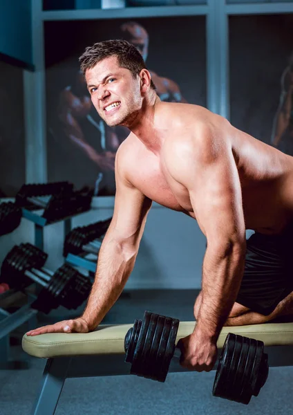 Homem Musculoso Forte Fazendo Exercícios Ginásio — Fotografia de Stock