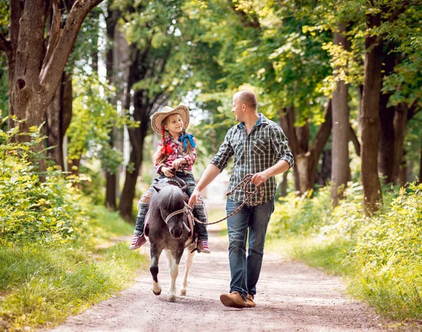 Petite Fille Chapeau Cow Boy Chevauchant Poney Avec Son Père — Photo