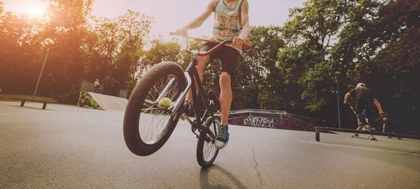 Tonåring Rider Bmx Skatepark — Stockfoto