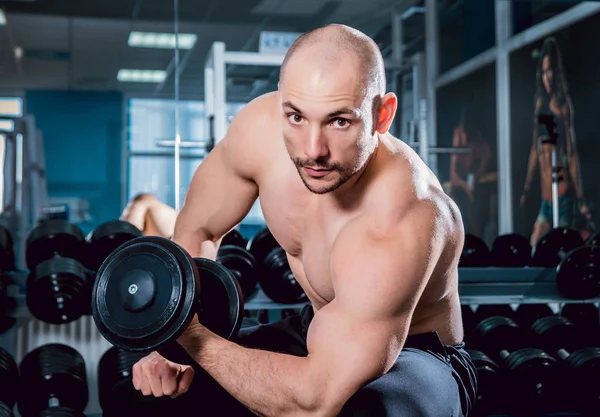 Homem Muscular Fazendo Exercícios Com Halteres Ginásio — Fotografia de Stock