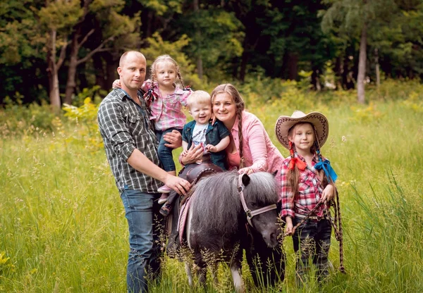 Veselá Rodina Chodí Pony Koně Parku — Stock fotografie