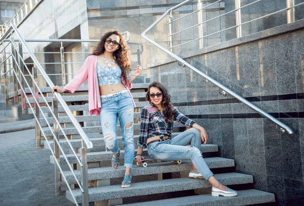 Deux Jeunes Filles Avec Skateboard Posig Autour Ville Avoir Plaisir — Photo