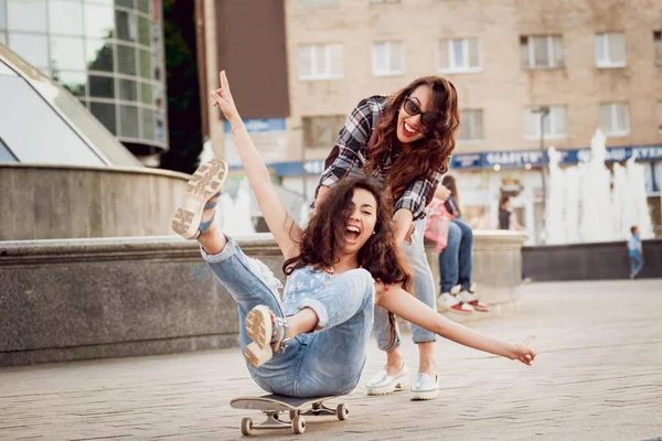 Deux Jeunes Filles Amusent Avec Skateboard Plein Air — Photo
