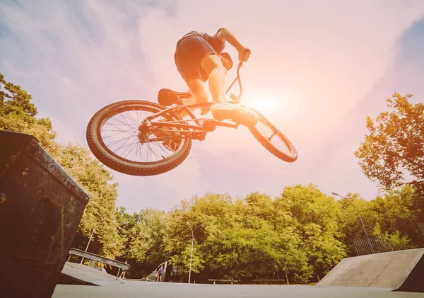 Tonåring Rider Bmx Skatepark — Stockfoto