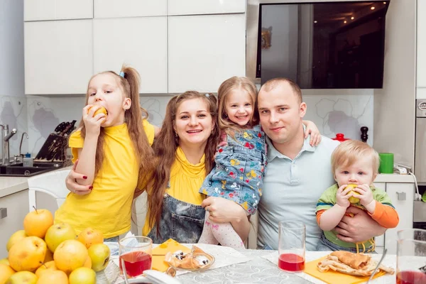 Jovem Família Alegre Divertindo Casa — Fotografia de Stock