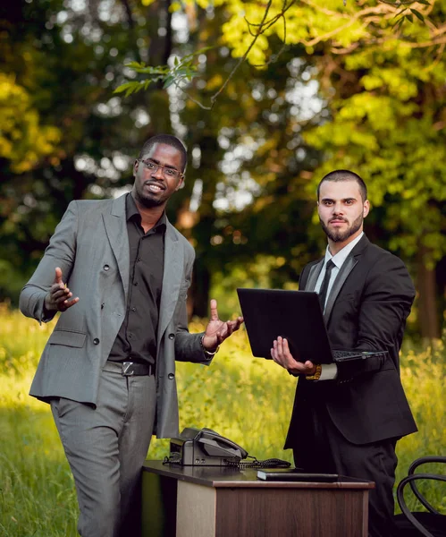 Zwei Junge Multikulturelle Geschäftsleute Bei Der Arbeit Park Konzept Der — Stockfoto