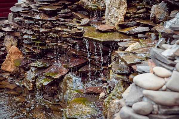 レストランの近くの噴水のあるミニの滝 — ストック写真