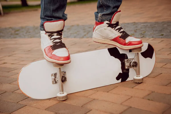 Imagem Cortada Jovem Andando Skate Praça Cidade — Fotografia de Stock