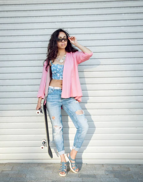 Genç karışık yarış kız açık havada kaykay ile poz