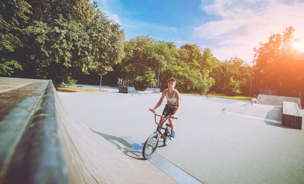 Tiener Rijdt Een Bmx Skatepark — Stockfoto