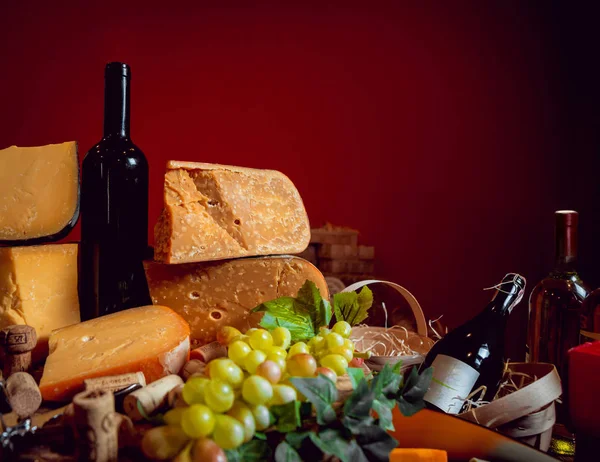 Sýr Víno Dřevěném Stole — Stock fotografie