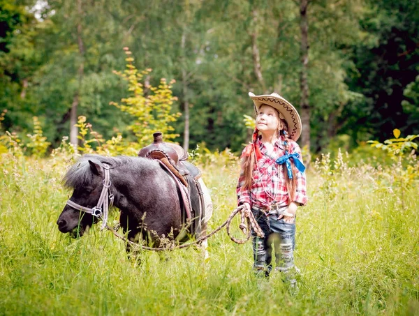 Kleines Mädchen Mit Zöpfen Cowboyhut Spaziert Mit Pony Park — Stockfoto