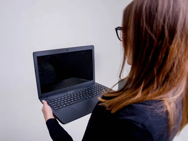 Jonge Zakenvrouw Met Een Bril Eerder Licht Grijs Muur — Stockfoto