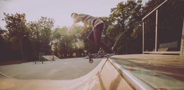 Αγόρι Καβάλα Ένα Σκούτερ Κλωτσιά Στο Πάρκο Skate — Φωτογραφία Αρχείου