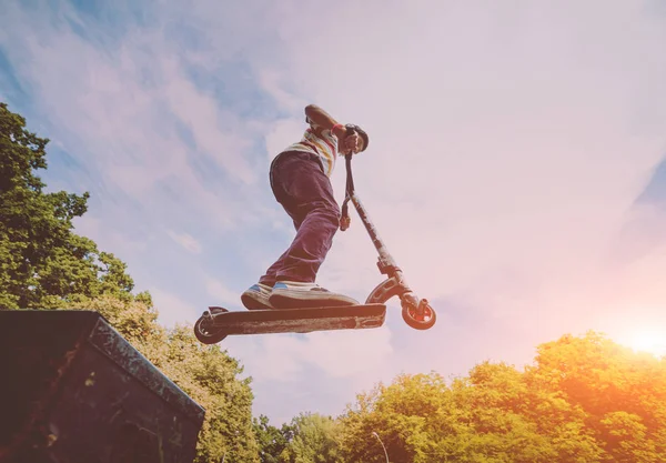 Fiú Lovaglás Egy Kick Robogó Skate Park — Stock Fotó