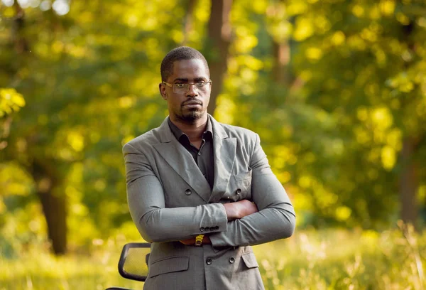 Afrika buisnessman Park'ta çalışma. Uzak iş kavramı.