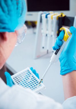 Laboratuvar çalışmalarında güler Medic personeli. Arka plan
