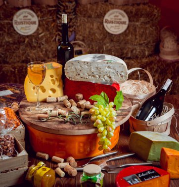 Güzel ve zengin kompozisyon çeşitli peynir ve şarap ile fındık ve üzüm ile