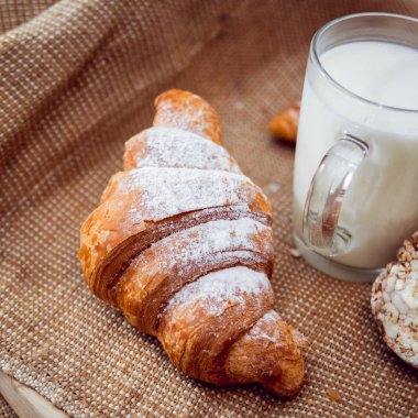 Kruvasan çuval bezi üzerinde shugar tozu ile