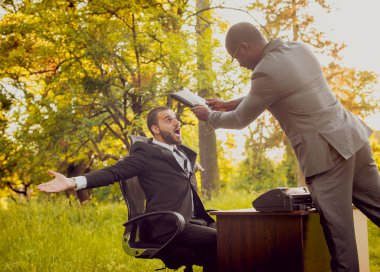 Parkta iş adlı iki genç çok kültürlü businessmans. Uzak iş kavramı.