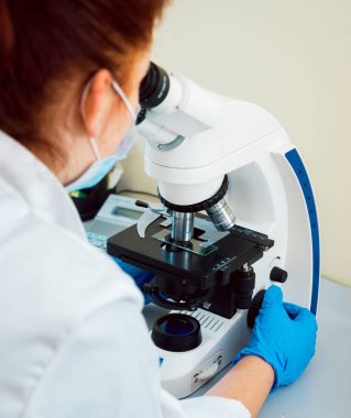 Mikroskop ile laboratuvar çalışmalarında Sıhhiye personeli