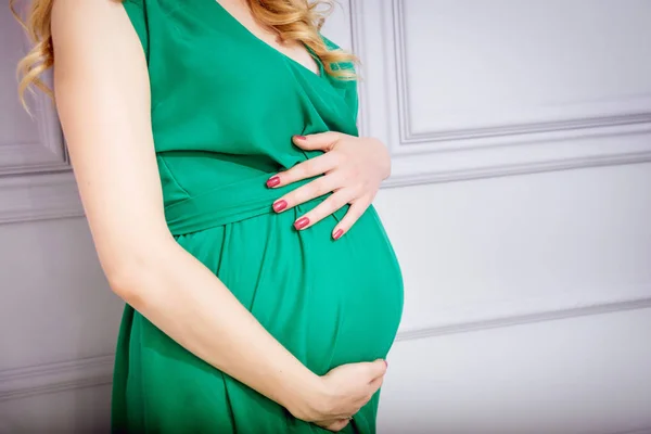 Mujer Embarazada Joven Cerca Pared —  Fotos de Stock