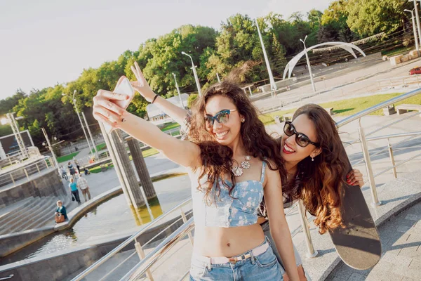 Junge Mädchen Machen Selfie Mit Einem Skateboard — Stockfoto