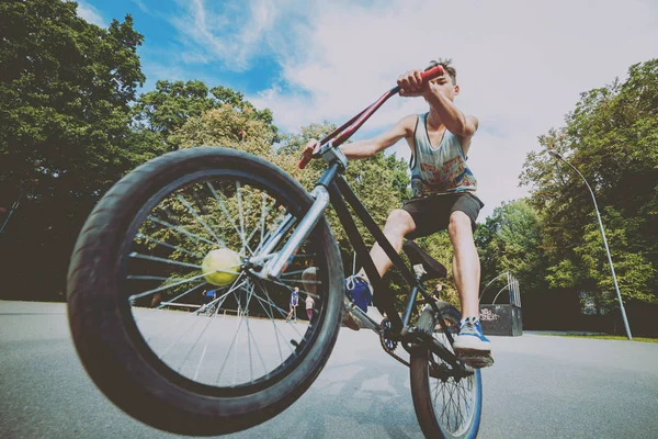 Adolescente Sella Una Bmx Skate Park — Foto Stock