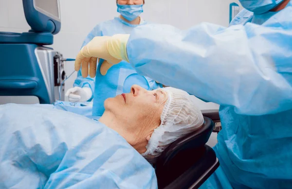 Операція Очах Старшої Жінки Хірургічне Втручання Медичне Обладнання — стокове фото
