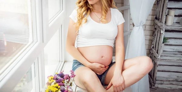 Mladá Těhotná Žena Okna — Stock fotografie