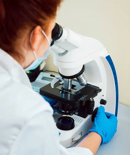 Personale Medico Lavoro Laboratorio Con Microscopio — Foto Stock