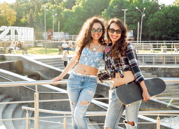 Duas Jovens Meninas Raça Mista Roupas Casuais Andando Com Skate — Fotografia de Stock