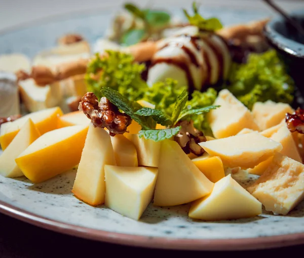 peynir çeşitli eklemelerle tabağa dilimlenmiş