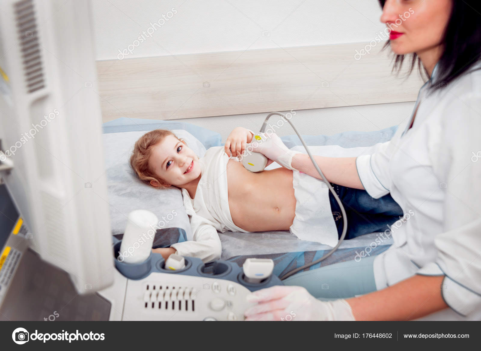 Врач узи детский. Детский врач узист. Узи ребенка. Узи ребенка. Ультразвуковое исследование (узи).