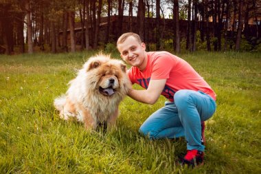 Onun köpek uyumak parkta yürüyüş ve iyi vakit geçiriyorlardı ile genç adam