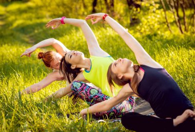 Genç kızlar pratik Yoga Park