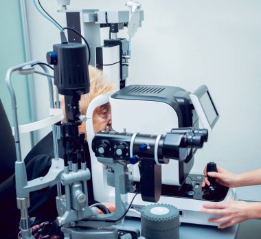 Onu görme göz doktoru ile kontrol kadın kıdemli. Tıbbi malzeme. Coreometry.