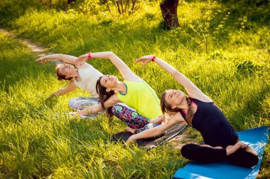 Pratik Yoga Park üç genç kız