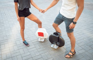 Genç çift Segways Park at binme.