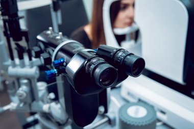 Genç kadın görüşünü göz doktoru ile kontrol. Tıbbi donatımı.