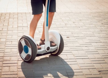 Beyaz delikanlı segway Şehir Parkı içinde sürme