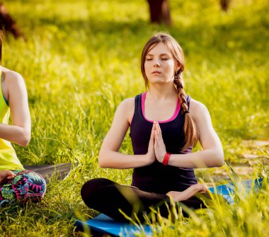 Genç kızı pratik Yoga Park