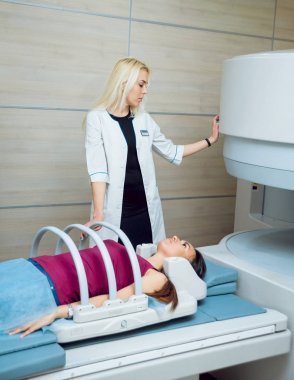Bayan Beyaz doktor ve femele Orta Doğu hasta hastane MRI odasında.