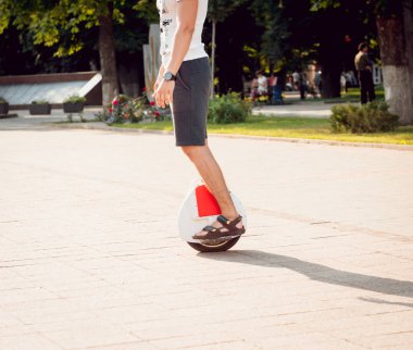 Genç kişini Solowheel Şehir Parkı